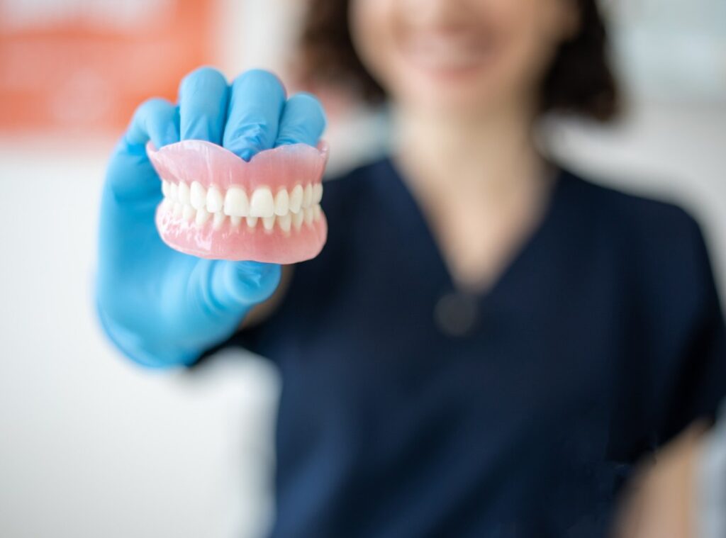 Denture treatment at Afyon Ballıpınar Dental Clinic – functional and aesthetic restoration of missing teeth with removable dentures.