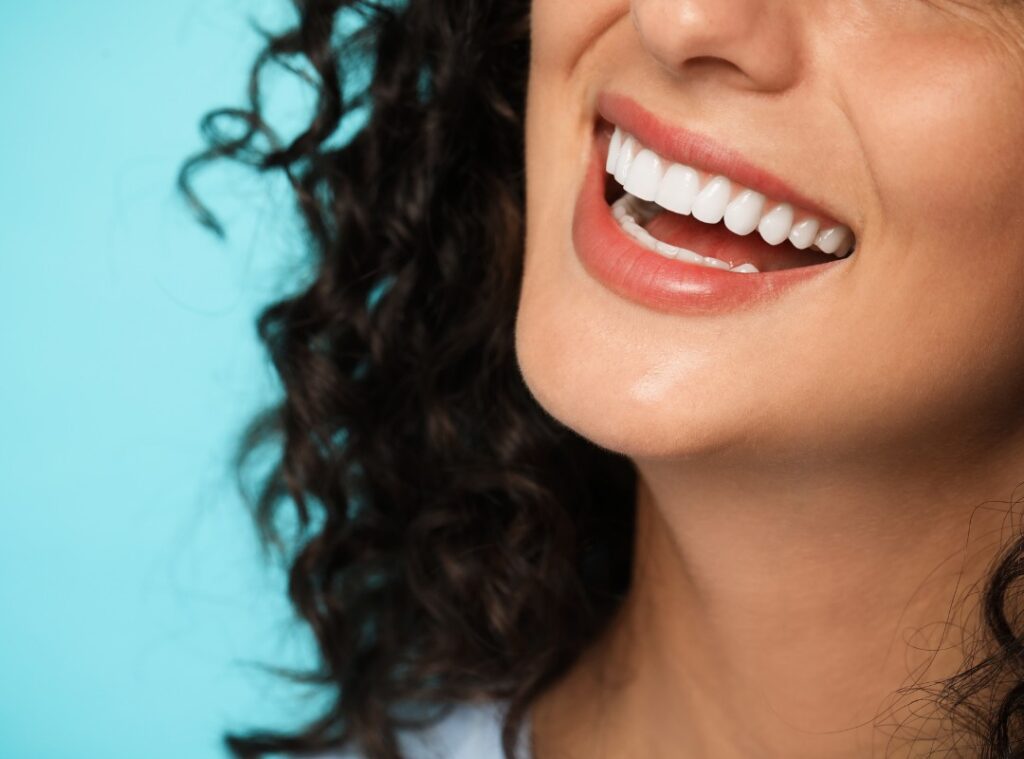 Emax veneer treatment at Afyon Ballıpınar Dental Clinic – porcelain application for durable, aesthetic and natural-looking teeth.