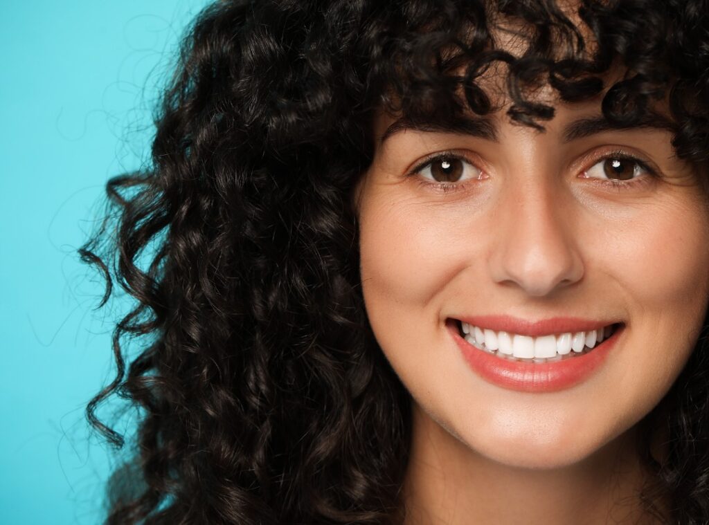 Metal-supported veneer treatment at Afyon Ballıpınar Dental Clinic – durable and long-lasting dental veneer solution.