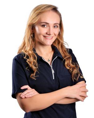 Dr. Özlem Domurcuk at Afyon Ballıpınar Dental Polyclinic – preventive and aesthetic dental treatments.